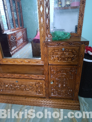 একটি রোড সিরিজ কার্টে ড্রেসিং টেবিল